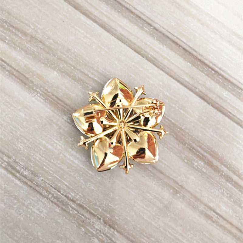 Light Luxury High-grade Super Shiny Snowflake Personality Corsage Suit Jacket Elegant Pin Maisonore