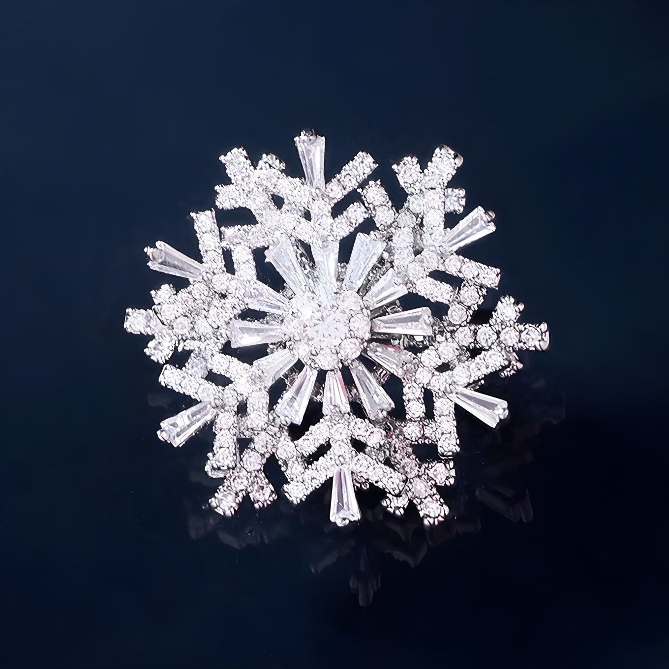 Luxury Good Luck Comes Brooch High-end Women's Exquisite Spinning Snowflake Pin Niche Design Corsage Maisonore
