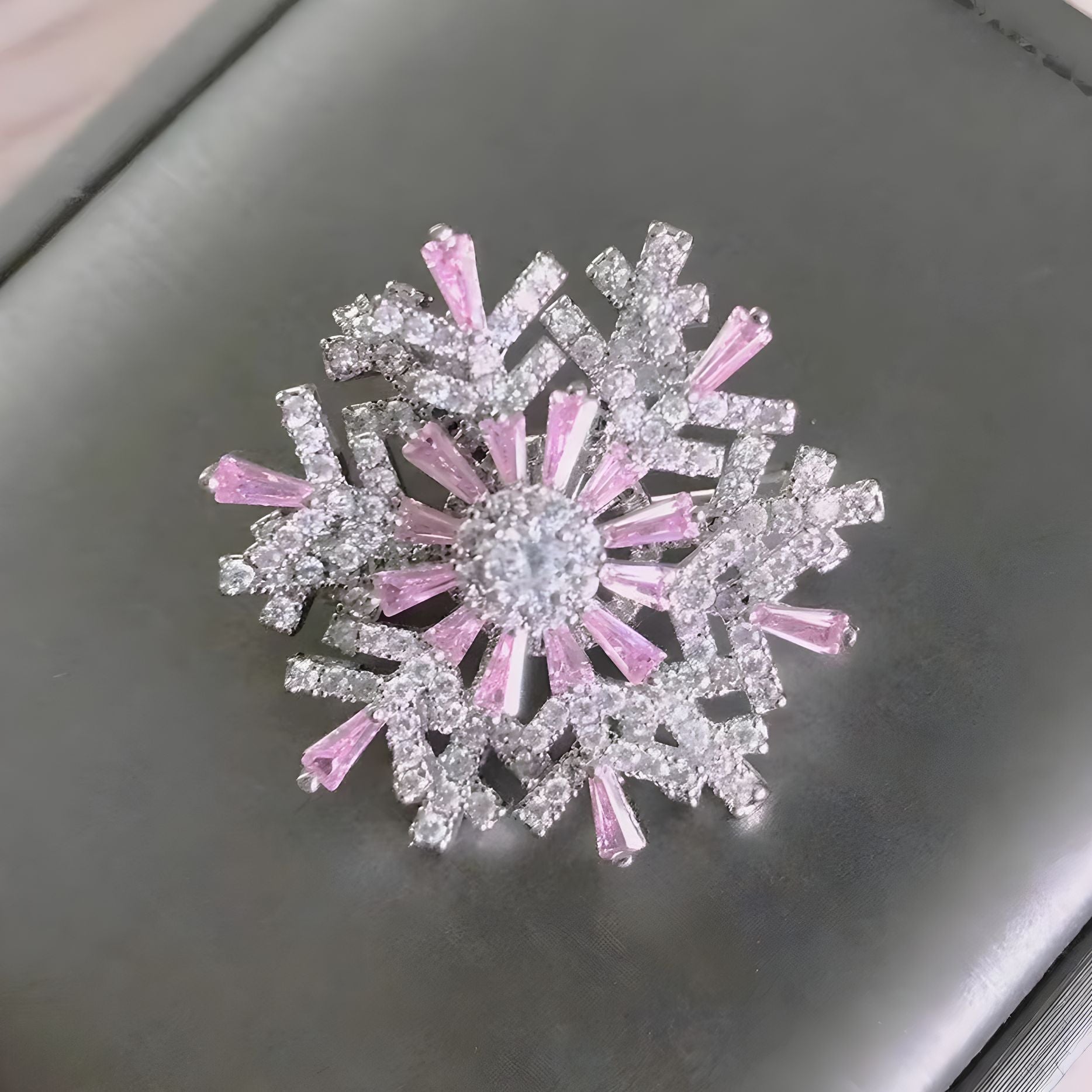 Luxury Good Luck Comes Brooch High-end Women's Exquisite Spinning Snowflake Pin Niche Design Corsage Maisonore