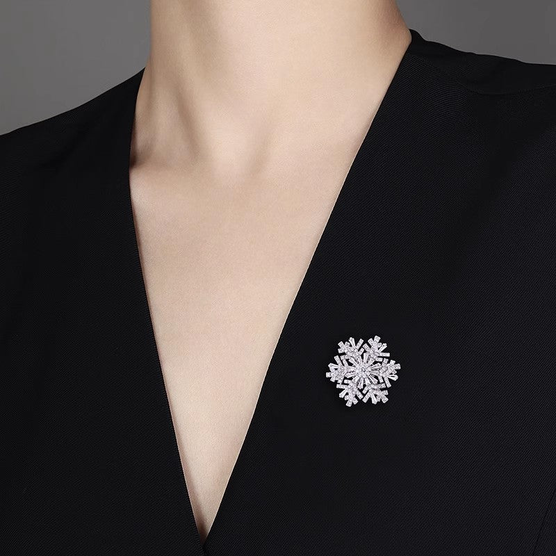 Luxury Good Luck Comes Brooch High-end Women's Exquisite Spinning Snowflake Pin Niche Design Corsage Maisonore